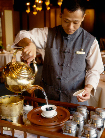 广州人饮茶斟水时为何要将茶盅揭开